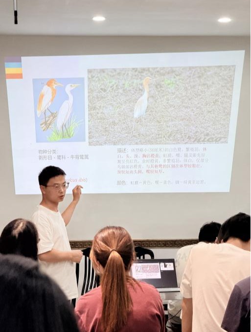 老师讲解图片2 2025级生态学 张茹 摄