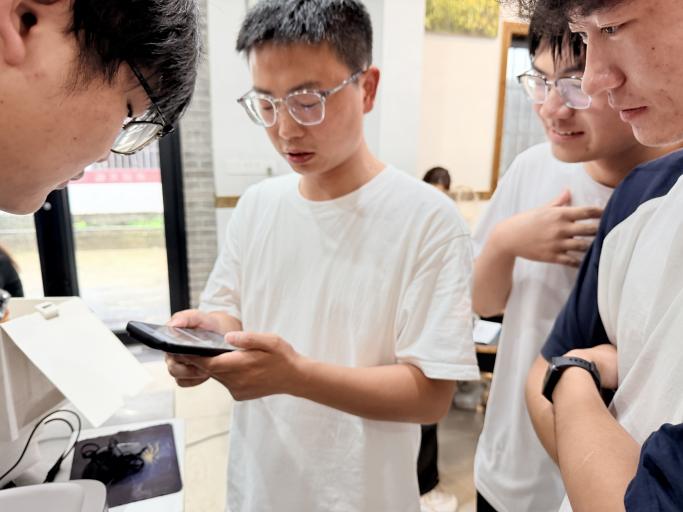 老师为同学答疑照片 2025级生态学 杨佳欣 摄